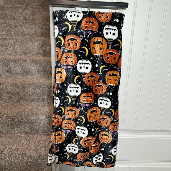 Cynthia Rowley Oversized Halloween Throw Pumpkins Jack-o'-lanterns 60x70 Blanket - Picture 3 of 4